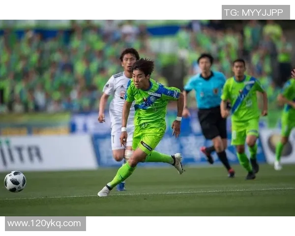 广岛三箭对决黑胜利争夺赛季巅峰荣耀的激烈较量 广岛三箭对决黑胜利争夺赛季巅峰荣耀的激烈较量