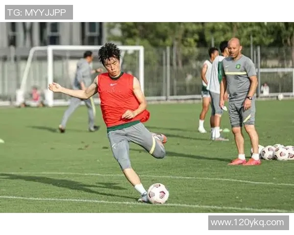 银潮对决中赫国安激战正酣双方球员全力以赴争夺胜利荣耀 银潮对决中赫国安激战正酣双方球员全力以赴争夺胜利荣耀